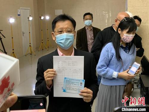 中國僑網(wǎng)全國臺灣同胞投資企業(yè)聯(lián)誼會會長李政宏接種新冠疫苗 繆璐 攝