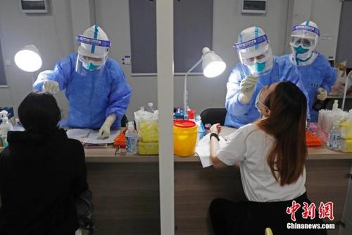 中國僑網(wǎng)資料圖:機場工作人員對入境旅客進行核酸檢測,。中新社記者 殷立勤 攝
