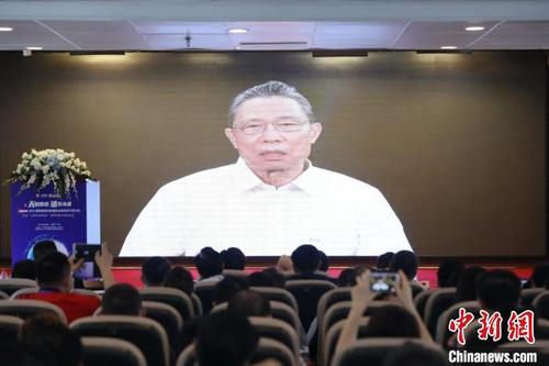 中國(guó)僑網(wǎng)鐘南山在“2021醫(yī)院管理與腫瘤防治系列線下研討會(huì)”上通過(guò)視頻發(fā)言 廣州醫(yī)科大學(xué)附屬腫瘤醫(yī)院供圖