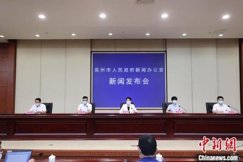 中國僑網(wǎng)9月19日下午,,福建泉州召開疫情防控新聞發(fā)布會,,介紹當?shù)匾咔榉揽刈钚虑闆r,?!×謩欧濉z