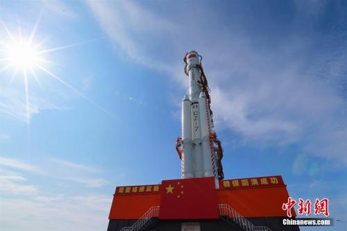 中國僑網(wǎng)9月16日天舟三號(hào)貨運(yùn)飛船與長征七號(hào)遙四運(yùn)載火箭組合體已垂直轉(zhuǎn)運(yùn)至發(fā)射區(qū)。中新社發(fā) 胡煦劼 攝