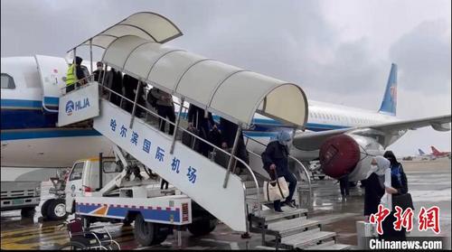 中國僑網(wǎng)CZ684航班降落哈爾濱機場,。 仇建 攝