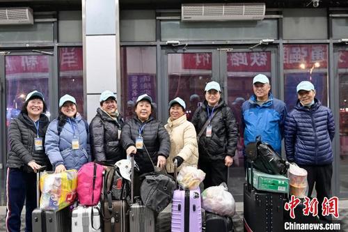 中國僑網(wǎng)游客在乘車前合影留念。 原勇 攝