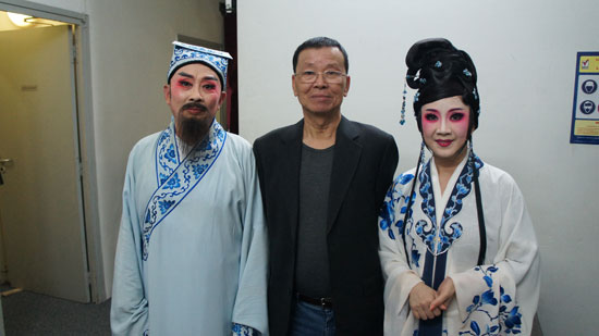 劇院主創(chuàng)人員合影:曾靜萍(右一),、王仁杰(中),、龔萬里,。(法國《歐洲時報》/張?jiān)栖?攝)