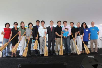 香港駐美國總經(jīng)濟(jì)貿(mào)易專員梁卓文(左六),、駐紐約中國總領(lǐng)館領(lǐng)事王軍(左七),、麻州眾議員陳德基(左五)、劍橋市議員和麻州副州長候選人張禮能(右五)等嘉賓,,出席波士頓龍舟節(jié)開幕儀式,,并獲得主辦方贈(zèng)送船槳和T恤作紀(jì)念,。(美國《世界日報(bào)》/劉晨懿之