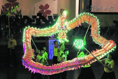 馬青文化體育會(huì)舞出炯炯有神,活靈活現(xiàn)的LED龍。(馬來(lái)西亞《星洲日?qǐng)?bào)》)