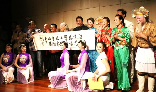 獲獎(jiǎng)演員與評(píng)委,、頒獎(jiǎng)嘉賓合影。(法國《歐洲時(shí)報(bào)》/孔帆