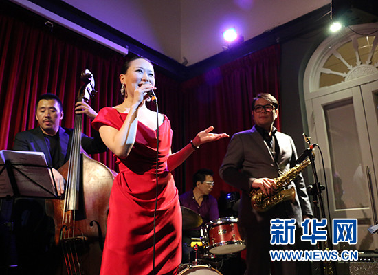 7月5日晚,,中國獨(dú)立音樂創(chuàng)作人、爵士樂女歌手陳胤希為新加坡觀眾演繹“上海爵士”,。(符傳威