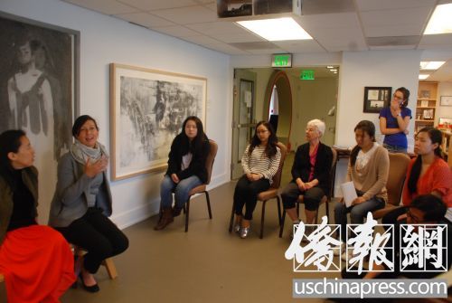 李美玲介紹她創(chuàng)作此次作品的心路歷程,。(美國《僑報》/吳卓明