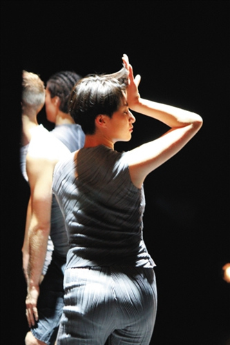 2014版的《涂圖》去除了原版色彩部分,以黑白灰為基調(diào),但豐富的肢體語言充分展現(xiàn)了“侯瑩身體運(yùn)動技巧”的魅力,。圖為舞者余亞男,。