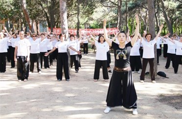 圖為7月13日,,法國巴黎東方文化傳播中心百余名學(xué)員在柯文(前)帶領(lǐng)下于河北省醫(yī)療氣功醫(yī)院進(jìn)行內(nèi)養(yǎng)功表演,。