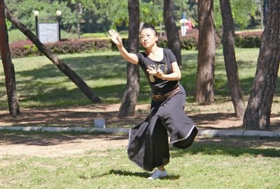 柯文正在表演氣功舞,。實(shí)習(xí)記者
