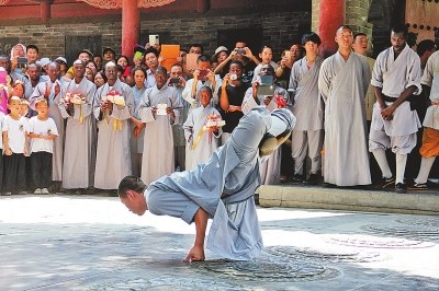 開班儀式結(jié)束后,,少林武僧表演正宗少林林武術(shù)。滄海一粟攝