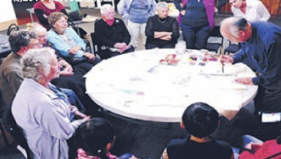 新西蘭畫家陳康渭教本土新西蘭老人中國書法與水墨畫,。