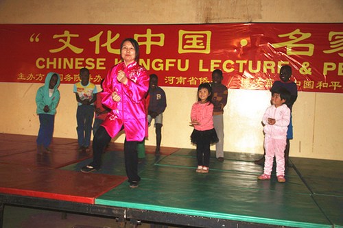 中國武術(shù)講演團(tuán)李惠同SOS兒童村兒童習(xí)練教授中國傳統(tǒng)武術(shù),。(非洲《華僑周報(bào)》)