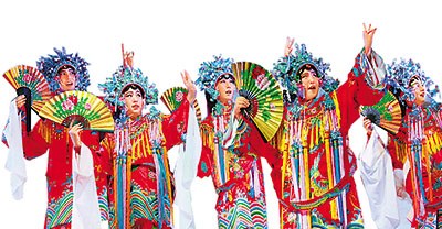 藝術團演員與僑胞小朋友一起表演,。