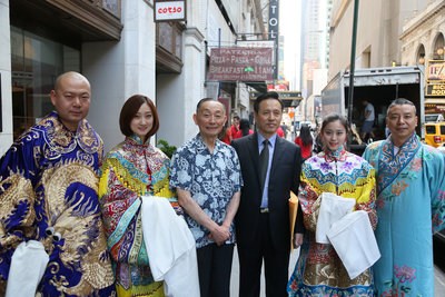 梅蘭芳之子梅葆玖先生(左三)鼓勵演員們走上紐約街頭,。(美國《世界日報》/李h