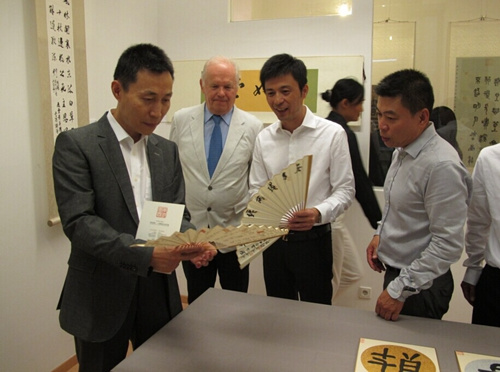 中國駐奧地利大使館文化參贊李克辛(左一)、奧中友協(xié)常務(wù)副主席卡明斯基(左二)在黃壽耀(右二),、策展人王星(右一)帶領(lǐng)下參觀展覽,。(法國《歐洲時(shí)報(bào)》)