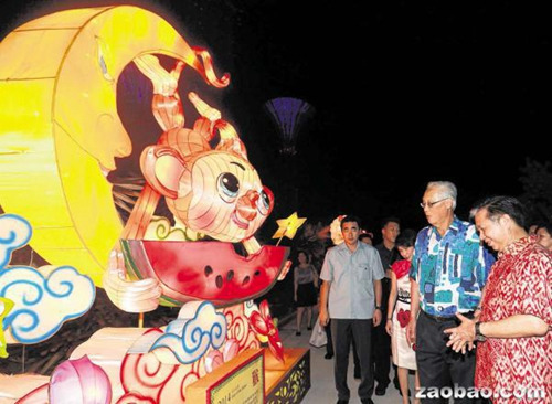 新加坡榮譽國務資政吳作棟(右二)在社會及家庭發(fā)展部兼文化,、社區(qū)及青年部政務次長劉燕玲(左二)及報業(yè)控股華文報集團文化產(chǎn)業(yè)部副總裁林煥章(右一)一行人陪同下,,觀賞繽紛多彩的燈飾,。(新加坡《聯(lián)合早報》/唐家鴻