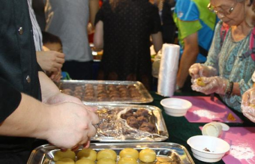 中國僑網(wǎng)首爾市民品嘗中式月餅,體驗(yàn)之作過程,。