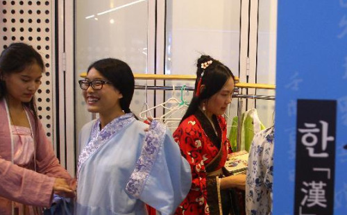 中國僑網(wǎng)韓國首爾,,幾名女士在活動(dòng)現(xiàn)場(chǎng)試穿中國傳統(tǒng)漢服,。(新華社 姚琪琳 攝)