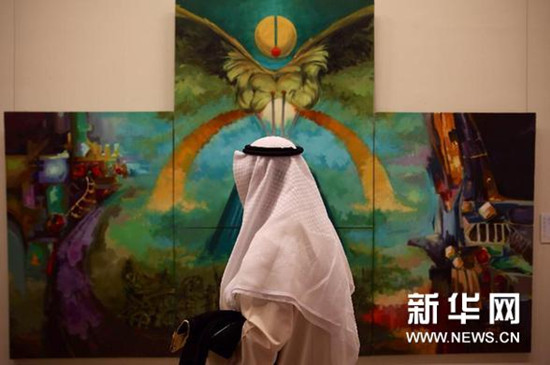 中國僑網(wǎng)9月10日,一名觀眾在欣賞由伊拉克藝術(shù)家沙克?,?醋韉摹段拿饗嚶觥貳#ń鵒⑼?攝)