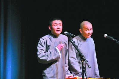 中國(guó)僑網(wǎng)苗圃,、王聲表演《學(xué)外語(yǔ)》