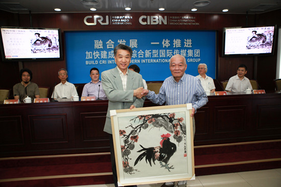 中國(guó)僑網(wǎng)畫家董必宏向中國(guó)國(guó)際廣播電臺(tái)贈(zèng)送作品《大吉圖》