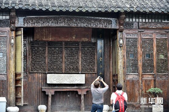 中國僑網(wǎng)9月13日,,兩名法國藝術(shù)家在合肥市一家博物館欣賞拍攝精美的徽派木雕,。(楊曉原 攝)