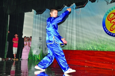 中國僑網(wǎng)楊淳銘在表演武術(shù),。(李智勇 攝)