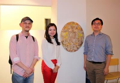 中國僑網(wǎng)藍(lán)巧茹(中)在展覽現(xiàn)場,。(美國《世界日?qǐng)?bào)》)
