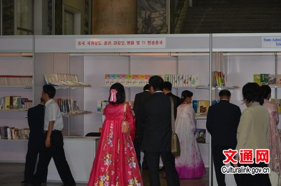 中國(guó)僑網(wǎng)中國(guó)展臺(tái)前的朝鮮觀眾,。(文化部網(wǎng)站)