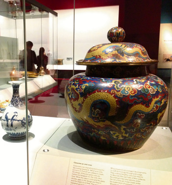 中國(guó)僑網(wǎng)在大英博物館展出的明朝瓷器。(英國(guó)《歐洲時(shí)報(bào)》/嚴(yán)振羽 攝)