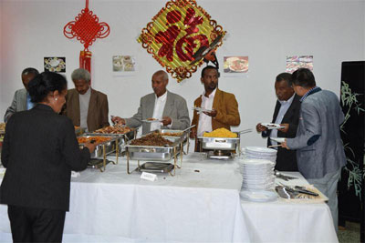嘉賓們品嘗中國(guó)美食,。
