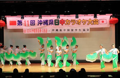 中國僑網(wǎng)樂團(tuán)表演舞蹈《春色滿園》