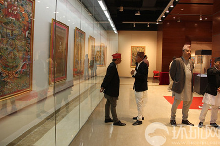 中國(guó)僑網(wǎng)圖為尼泊爾聯(lián)邦民主共和國(guó)官員在展覽現(xiàn)場(chǎng)討論。(趙衍龍 攝)