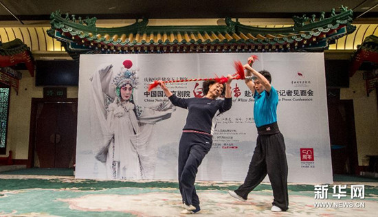 中國僑網(wǎng)9月24日,國家京劇院演員李勝素(左)在排練《白蛇傳》(張宇 攝)