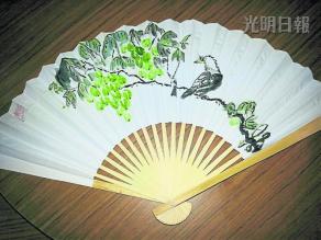 中國僑網張生應太太要求在紙扇上作畫,,這作品都送給太太在排舞班的朋友了,。(馬來西亞《光明日報》)