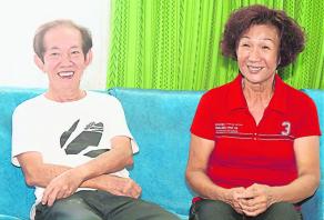 中國僑網張慧賢和鐘順英,一位72歲,,一位70歲,,但心態(tài)仍很年輕。(馬來西亞《光明日報》)