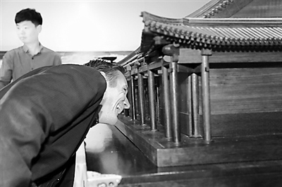 中國僑網(wǎng)法國觀眾觀看“圓明園大宮門區(qū)模型”,。(陳曉偉 攝)