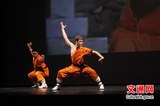 中國僑網(wǎng)美國青年飾演少林武僧,。