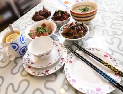 中國僑網(wǎng)“古早”菜色黃酒雞,、姜蛋湯,、木耳燜豬肉、黑豆豬腳醋和芋頭扣肉,,道道都是讓人懷念的味道,。(馬來西亞《星洲日報》)