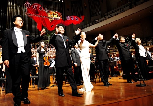中國(guó)僑網(wǎng)參演嘉賓集體謝幕(中新網(wǎng))