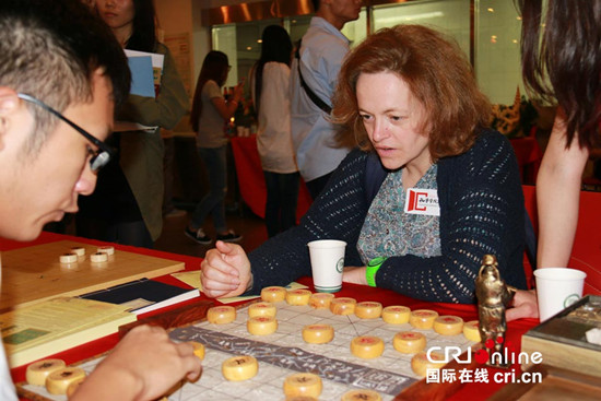 中國僑網(wǎng)學(xué)下中國象棋。(黎萌 攝)