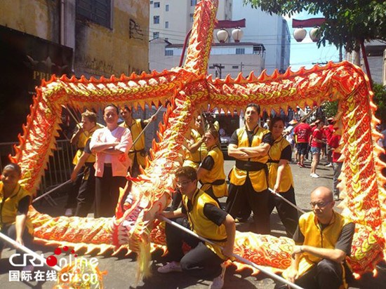 中國(guó)僑網(wǎng)中國(guó)龍”社團(tuán)春節(jié)在圣保羅東方區(qū)的舞龍表演是每年的固定項(xiàng)目