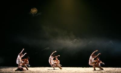 中國僑網(wǎng)王媛媛的《野草》演出鏡頭,。(美國《世界日報(bào)》)