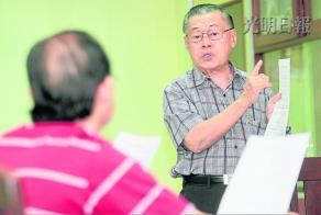 中國僑網(wǎng)馮均元2013年開始擔(dān)任嘉應(yīng)會館“梅花之聲”歌唱小組導(dǎo)師,,每周三晚上會和組員們一起練唱客家歌曲。(馬來西亞《光明日報(bào)》)