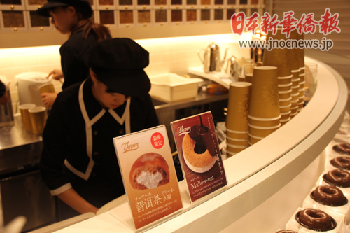 中國僑網(wǎng)茶吧工作人員做準(zhǔn)備。(日本新華僑報(bào)網(wǎng)/林道國 攝)