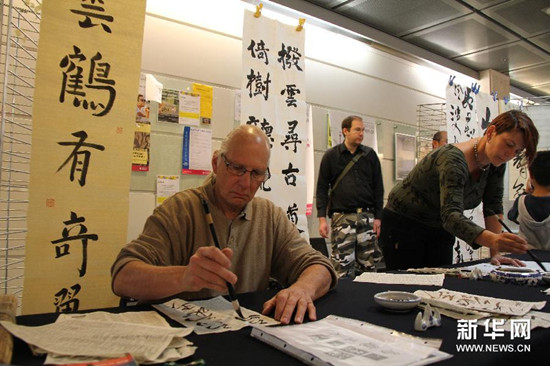 中國僑網(wǎng)9月27日,,在瑞士日內(nèi)瓦,瑞士書法愛好者現(xiàn)場創(chuàng)作書法作品,。(張淼 攝)