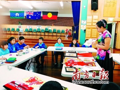 中國僑網(wǎng)圖為饒寶蓮在悉尼的多家學(xué)校和文化中心交流,,展示佛山剪紙。